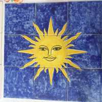 Painel de azulejos com o sol