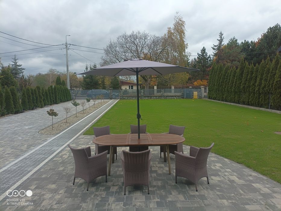 Meble ogrodowe z parasolem