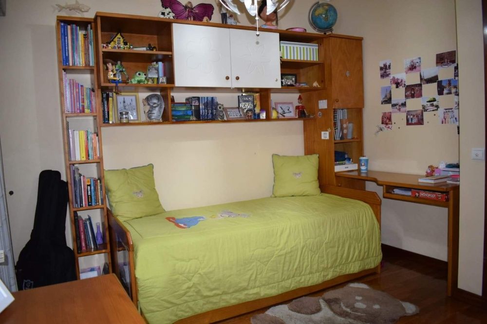 Quarto estúdio criança, 2 camas, cómoda, secretaria, estantes