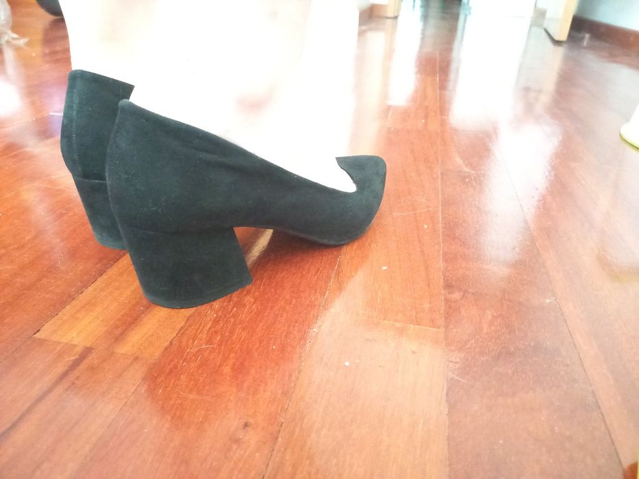 Sapatos pretos novos