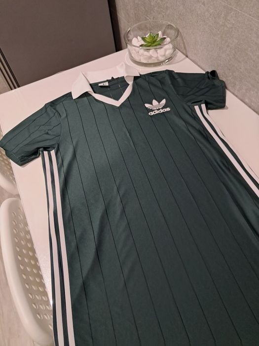 Женское спортивное платье Adidas.