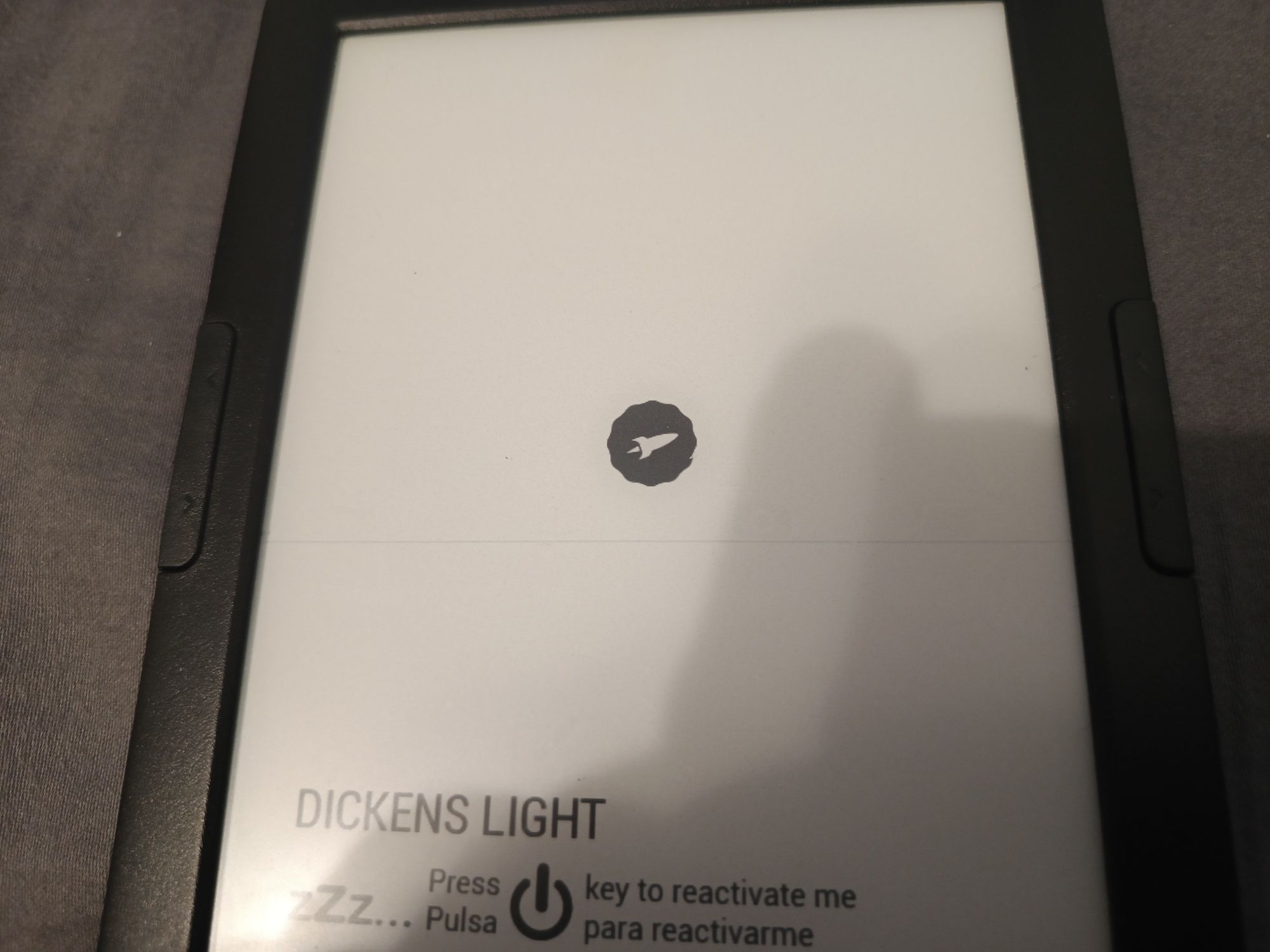 Ereader Retroiluminado SPC Dickens Light com Capa
Com entrada para car