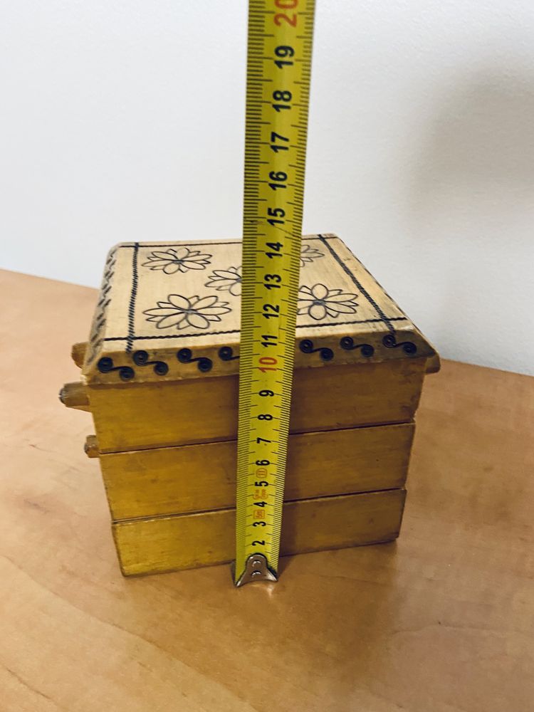 Rozkładany kuferek szkatułka pudełko krawieckie na przybory biżuterię