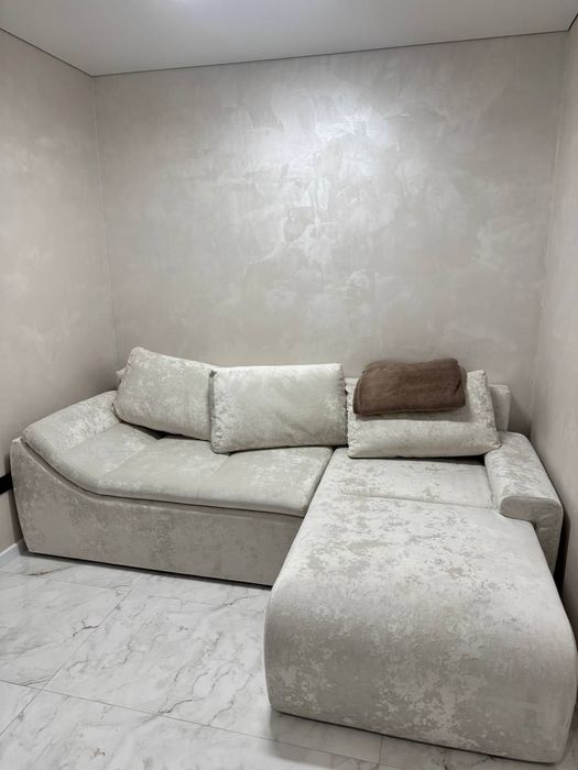 Продам білий кутовий диван у вітальню (175*250 см) з трьома подушками
