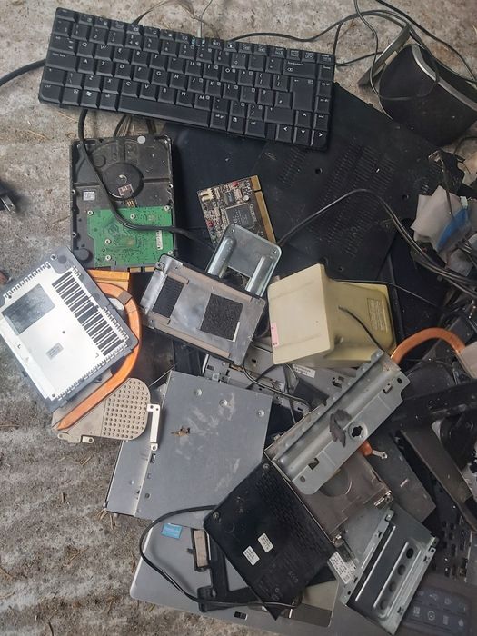 Laptopy,obudowy,płyta główna,głośniki i inne..