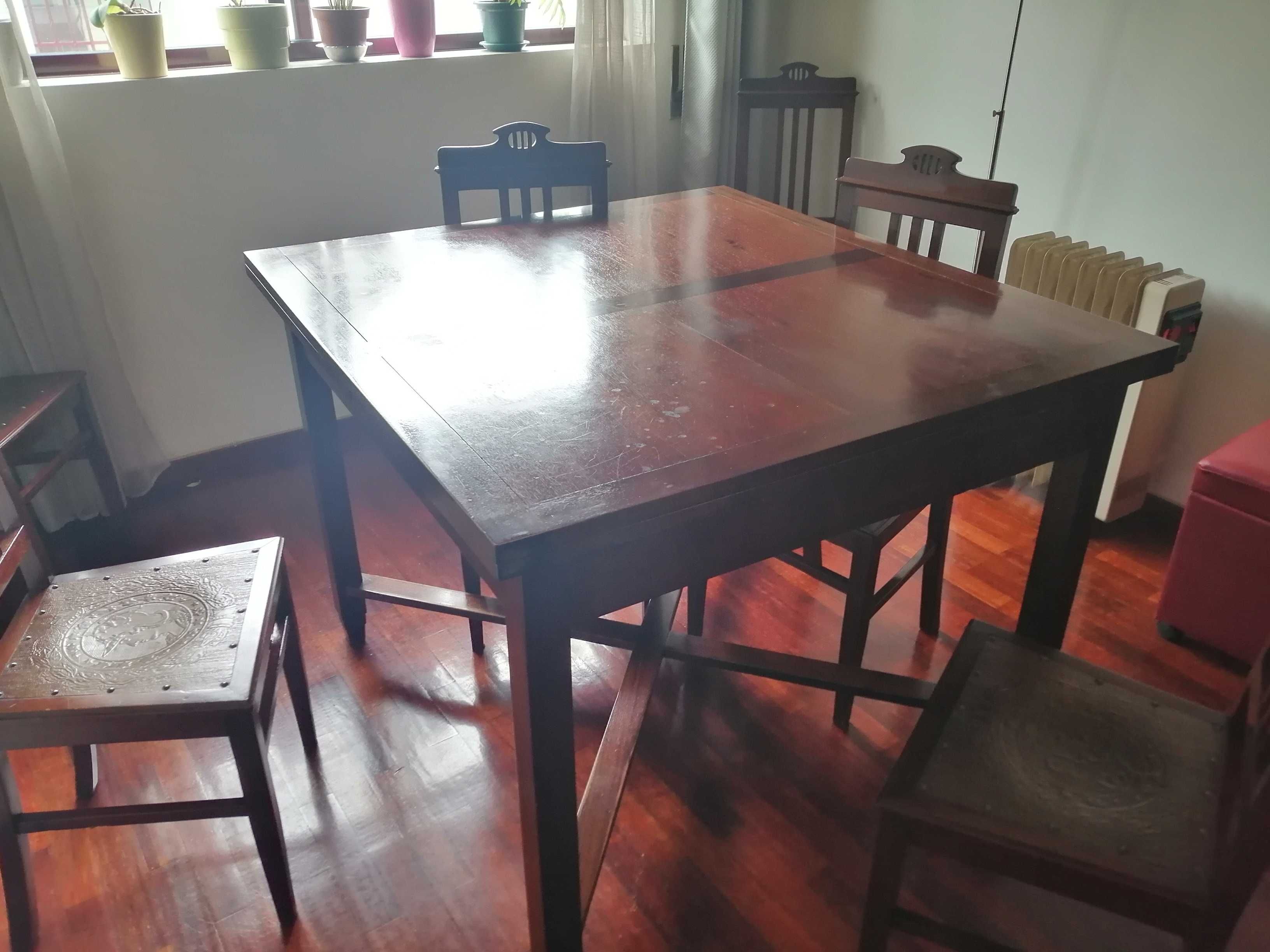 mesa de jantar antiga, com 4 cadeiras, a precisar de restauro