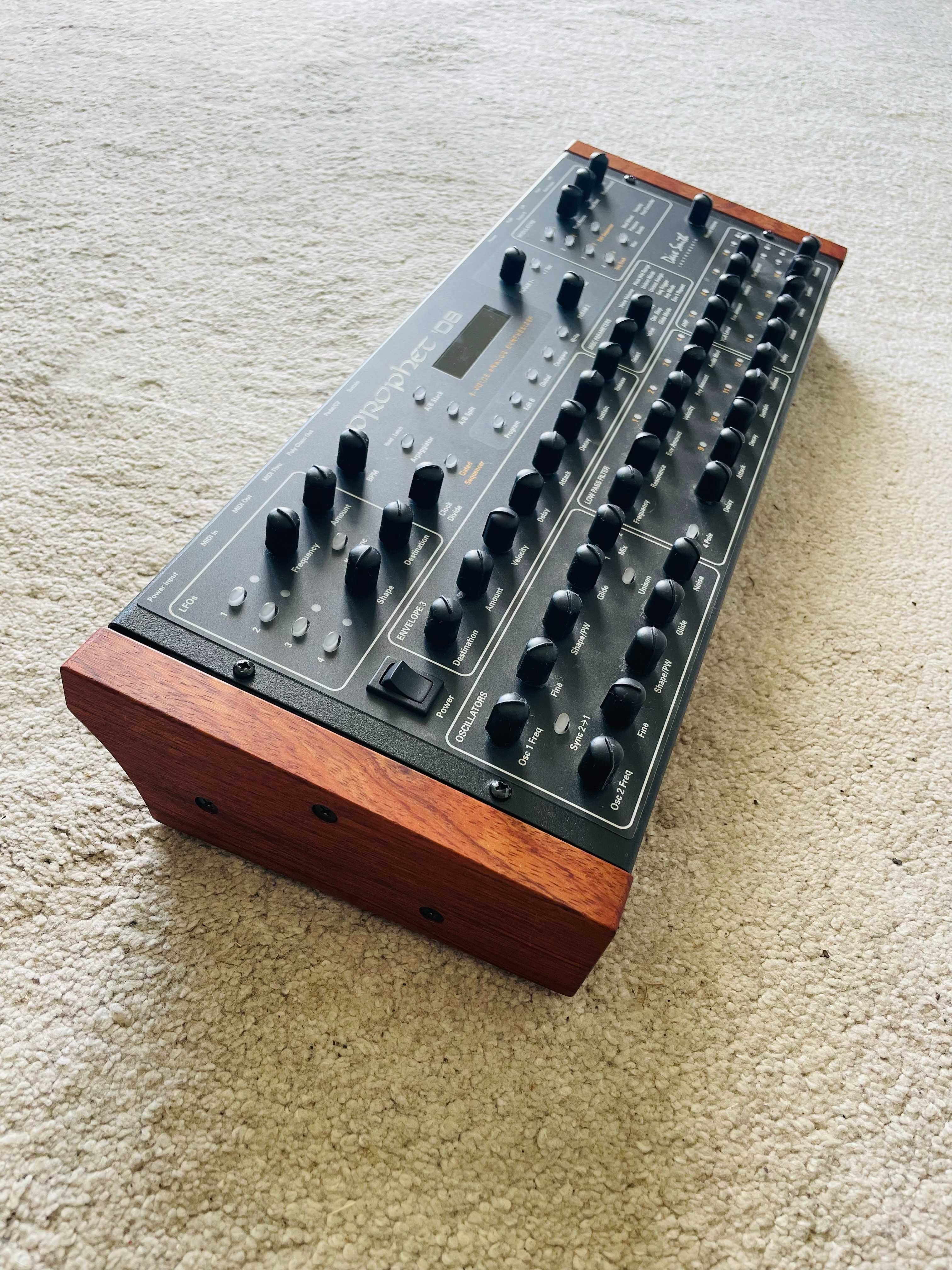 Dave Smith Prophet 08 - syntezator