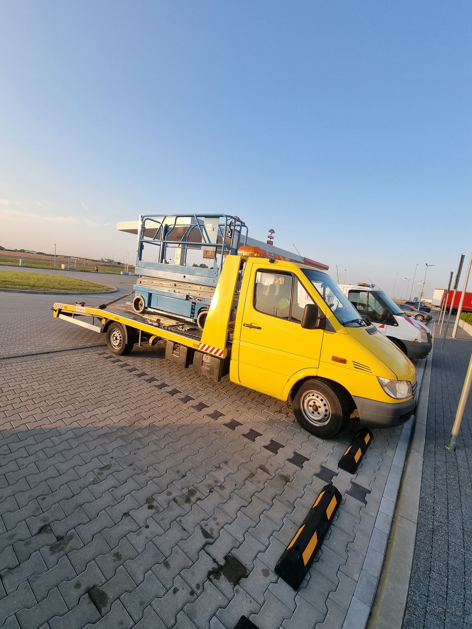 Autolaweta Autopomoc Transport samochód maszyn i innych materiałów