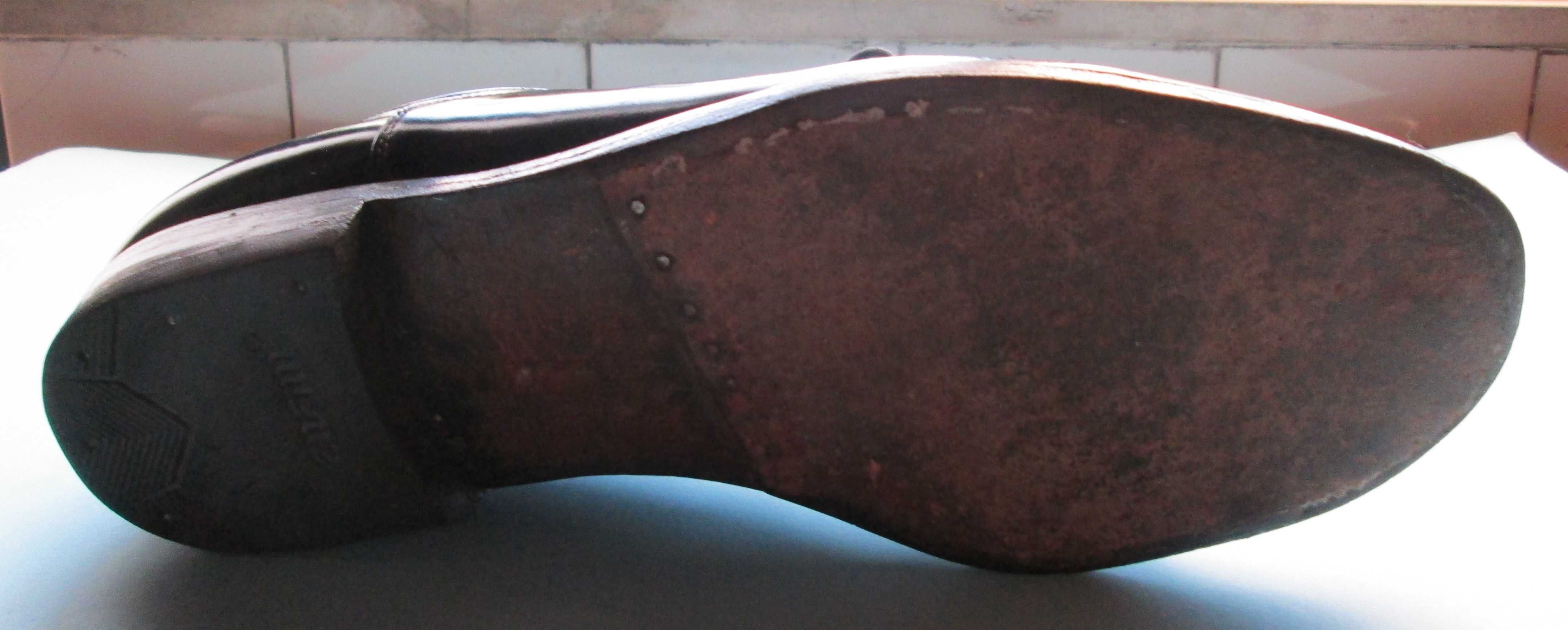 Sapatos em pele castanhos e azuis polidos