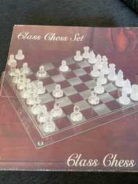 Vendo jogo de xadrez em vidro