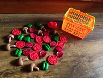 Plastikowy koszyk zakupowy + żywność papryka grzyby pomidory salami