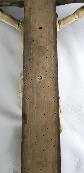 Duży stary drewniany krzyż krucyfiks z pasyjką