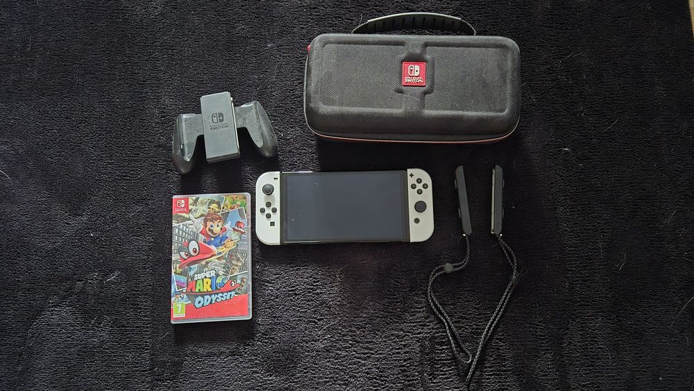 Konsola nintendo switch oled + gra super mario odyssey, etui