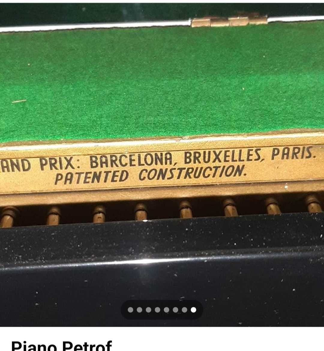 Piano Petrof em preto brilhante