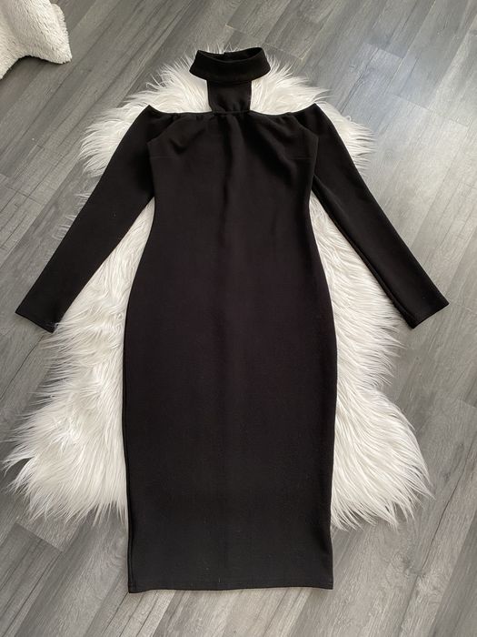 Caris Closet czarna sukienka z chokerem suknia