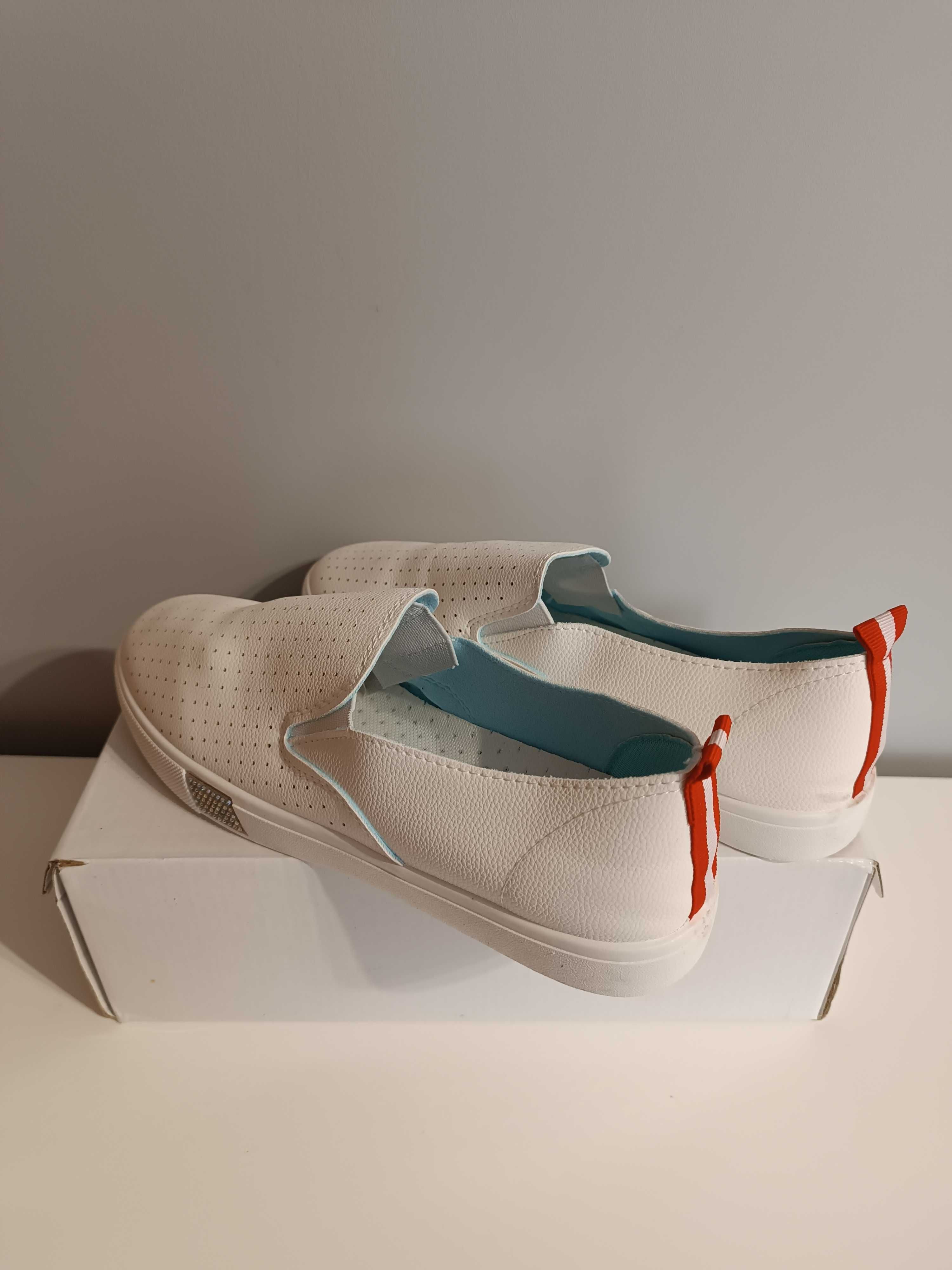 Białe wsuwane espadryle trampki z ekoskóry rozmiar 40