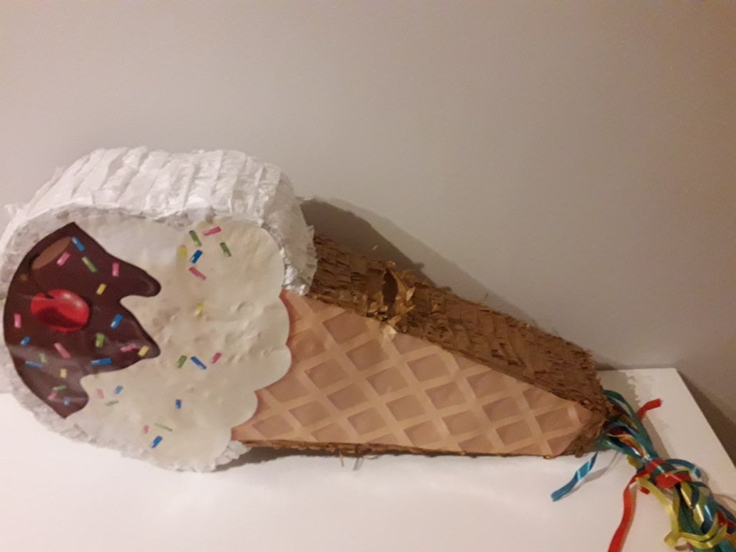 Pinhata em formato cone de gelado