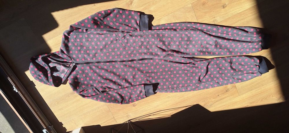 Kombinezon piżama w kropki M