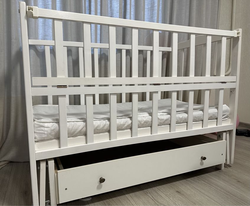 Дитяче ліжечко, кроватка, кроватка с маятником та ящиком