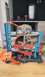 Zestaw Hot Wheels City Mega Garaż Atak Rekina