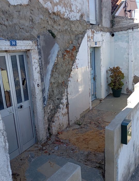 Vendo moradia geminada para remodelação