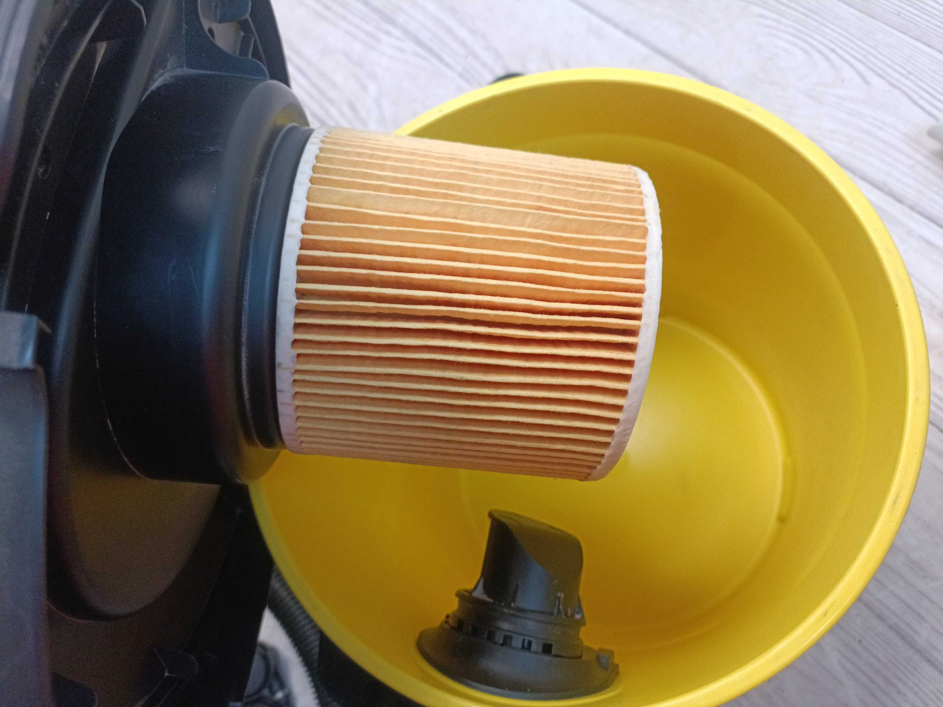 Karcher WD 3 P будівельний пилосос з розеткою, 1000Вт, 17л.