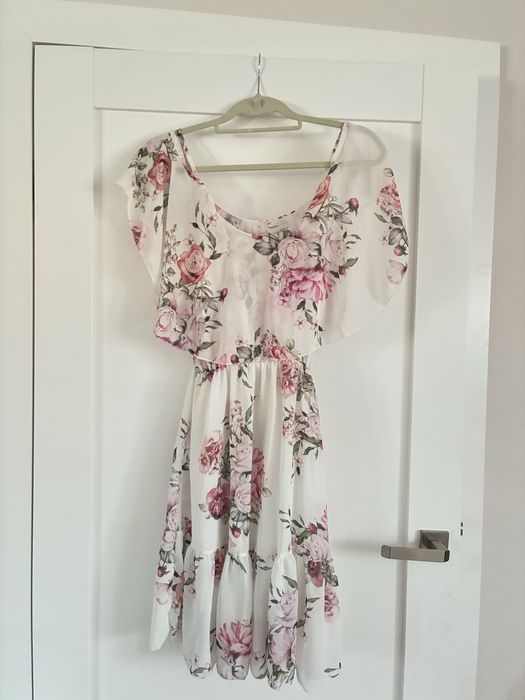 Sukienka w kwiaty biala