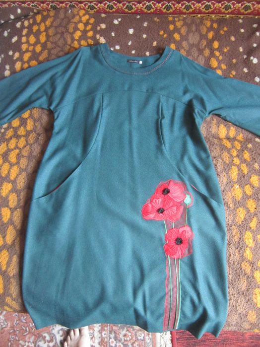 Плаття з червоними маками