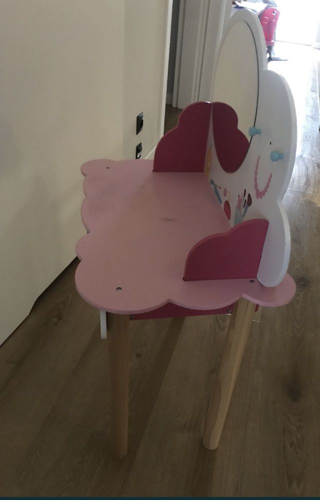 Sprzedam drewnianą toaletkę dla dziecka z szufladą