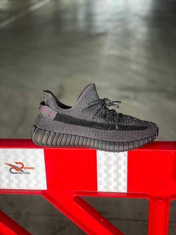 Кросівки весняні для чоловіків. Adidas Yeezy Boost 350 V2 Black Static