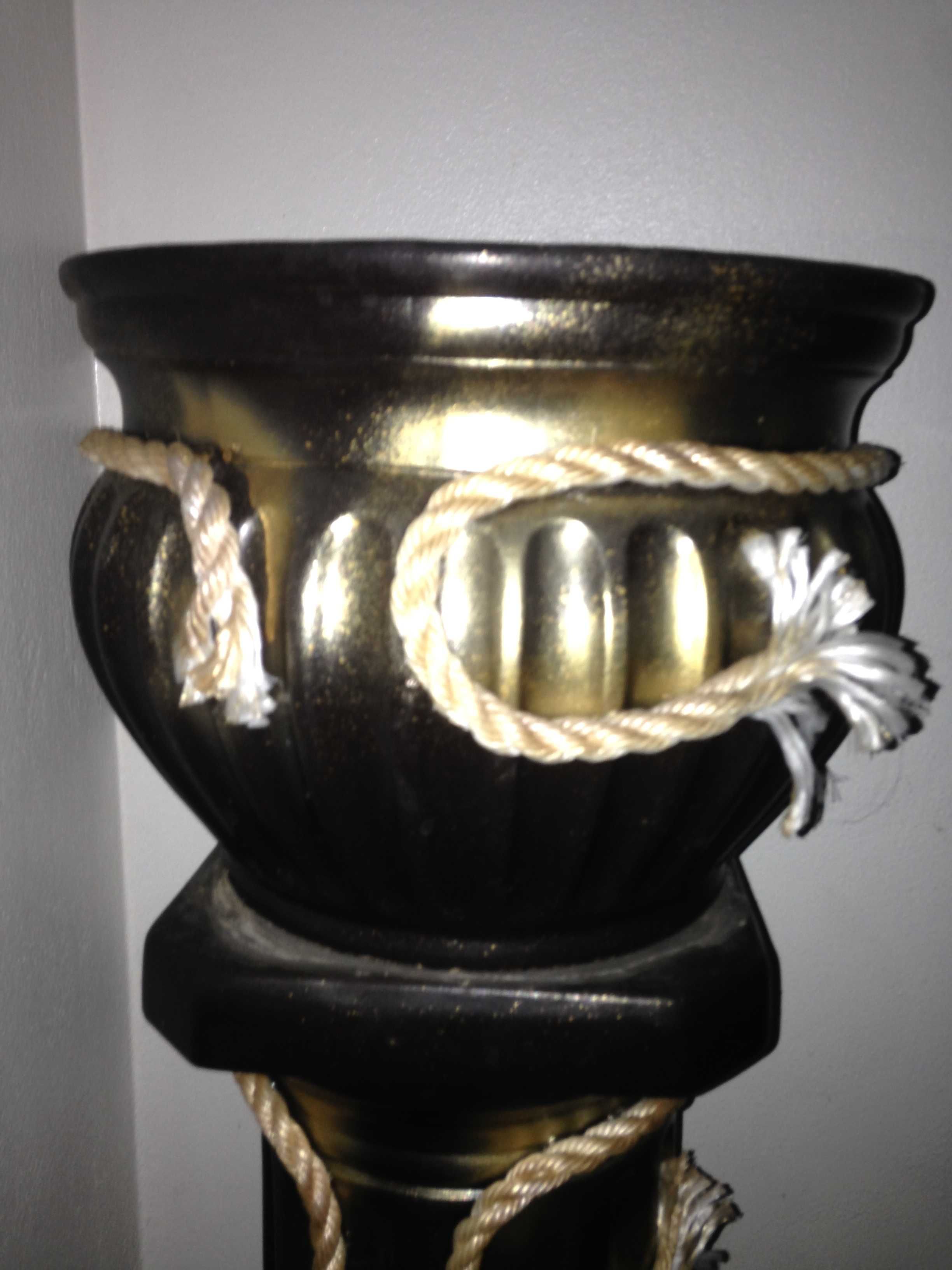 Coluna e vaso decorativo