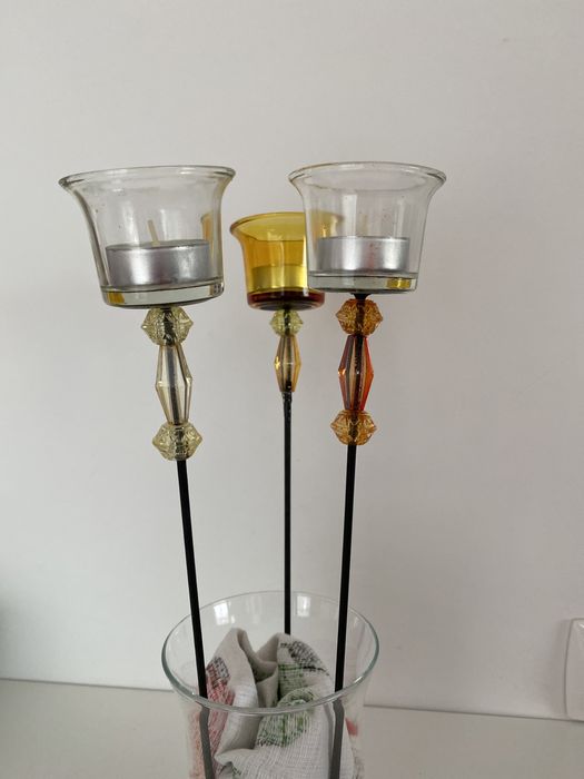 3 świeczniki na metalowym pręcie