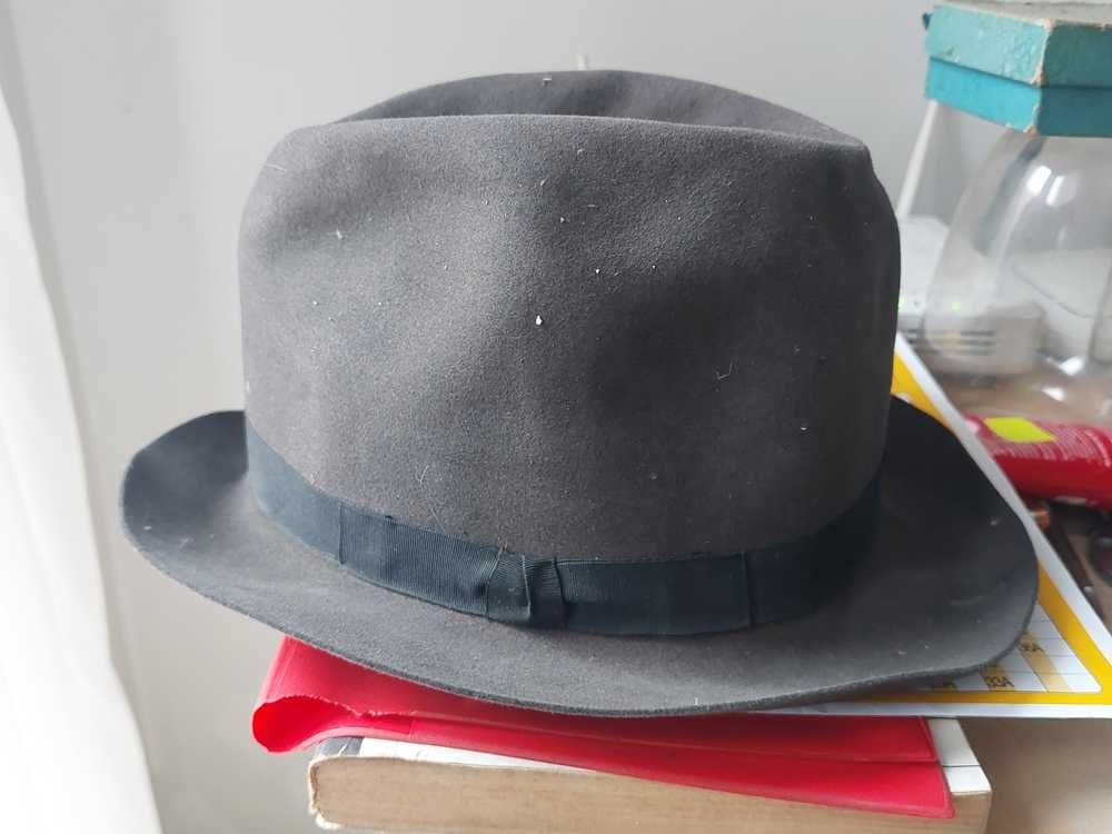 Stary kapelusz filcowy
