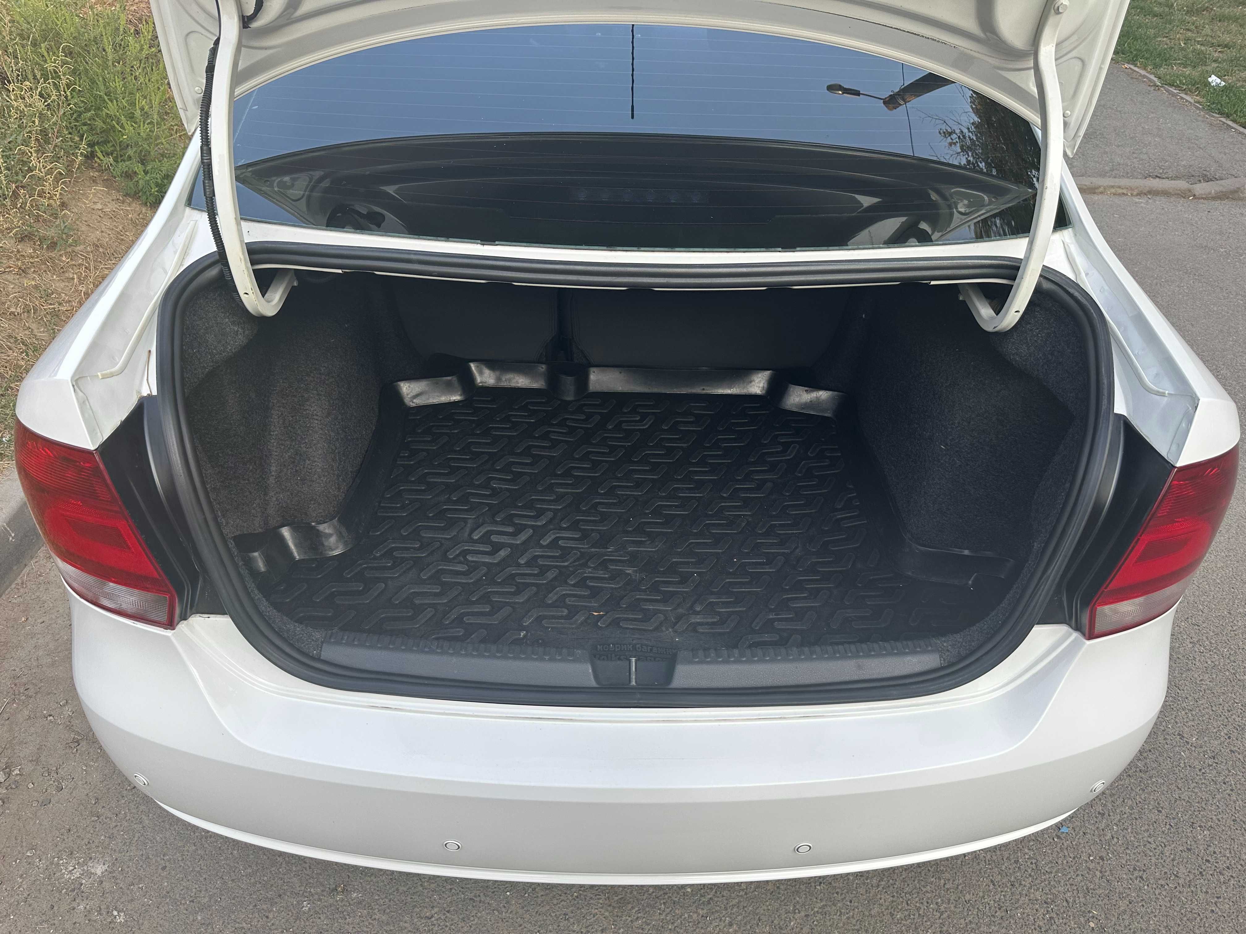 Продам Volkswagen Polo Sedan (2012)