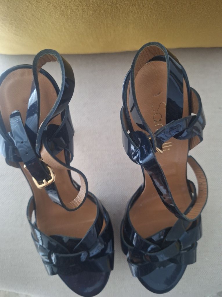 Sandália em pele marca " Samelli"cor azul marinho.