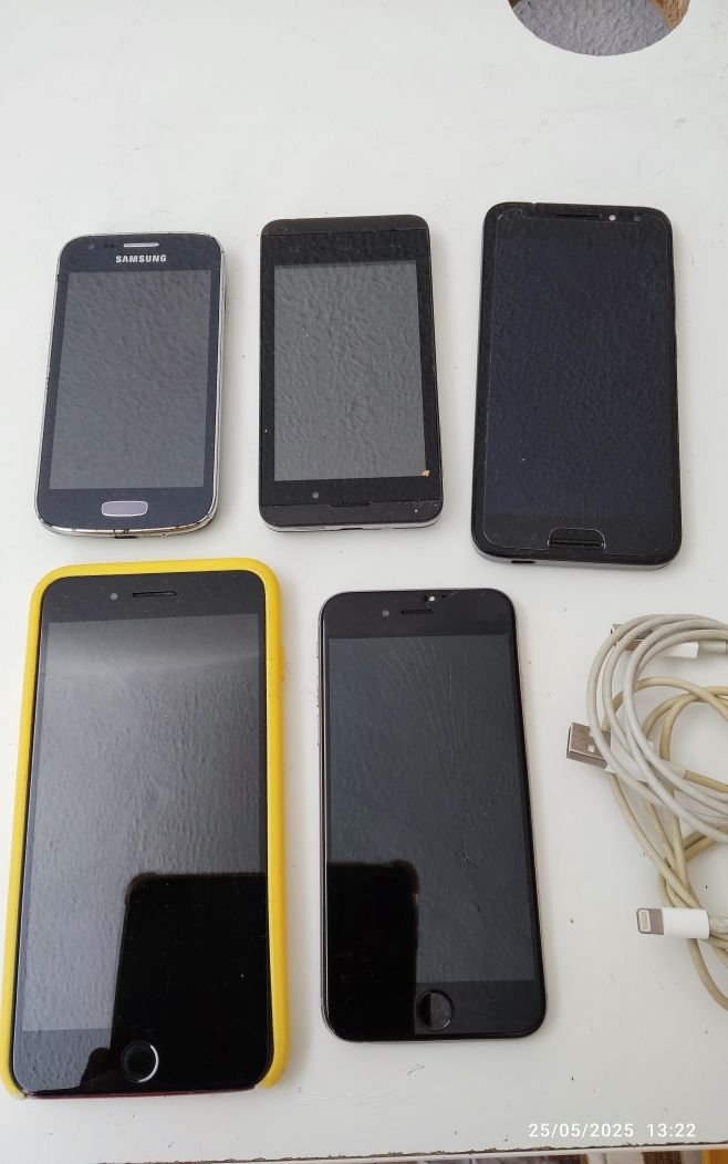 Telemóveis antigos, iPhone, LG, Sony Ericsson e Samsung, a funcionar