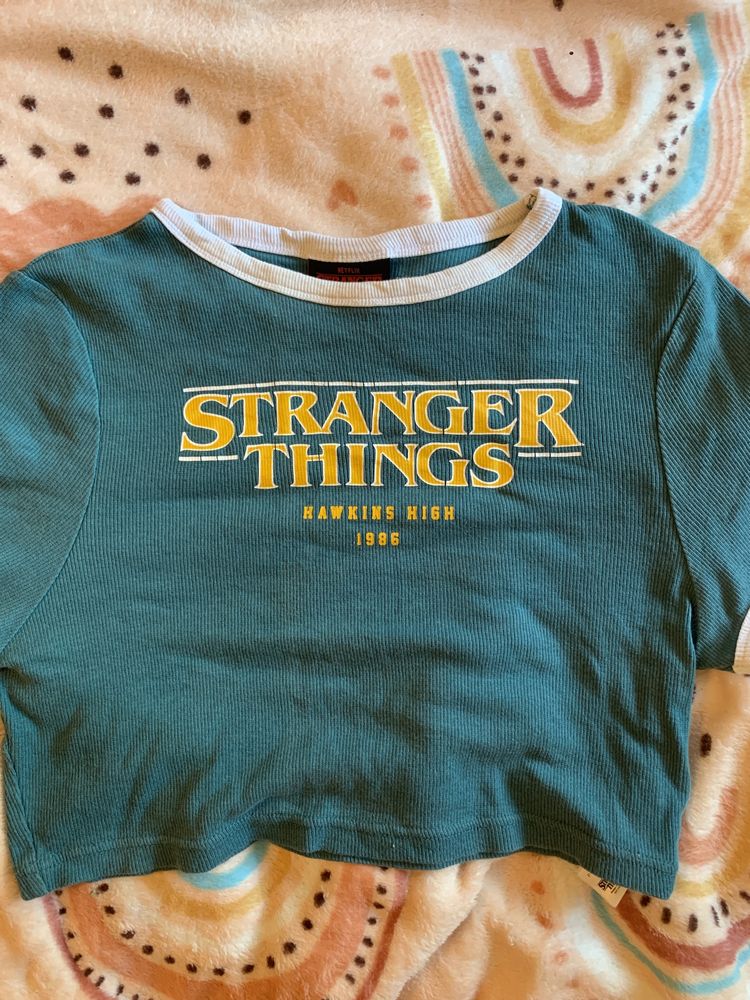 Crop top Stranger Things z logo serialu