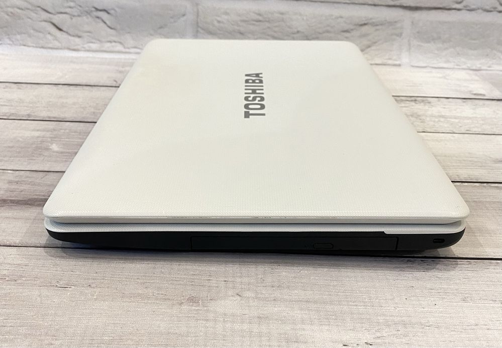 Ноутбук Toshiba Satelite C670D 17.3’’ AMD E-350 8GB ОЗУ/64GB SSD r1582