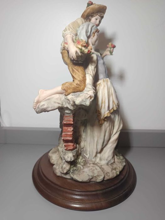 Escultura de Porcelana Clássica – Cena Romântica
