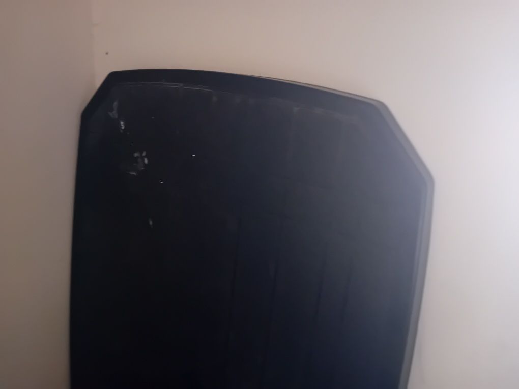 Mesa de plástico, tem um pouco partido a meio