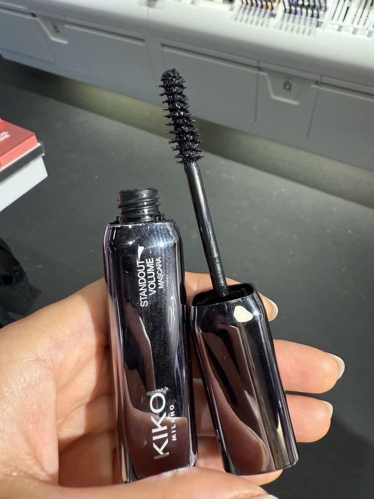 Туш Kiko 24 h longeyes luxurious lashes standout volume attraction