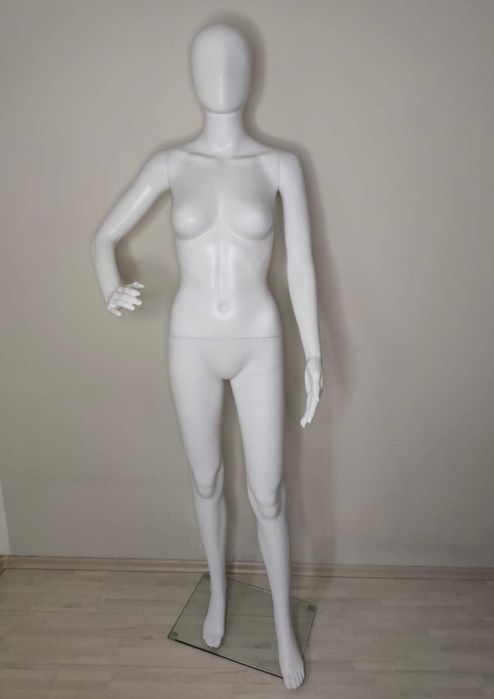 Manekin damski całopostaciowy biały ze szklaną podstawą