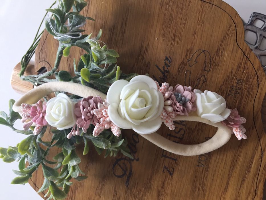 Opaska na chrzest hand made , opaski z kwiatów , boho opaski