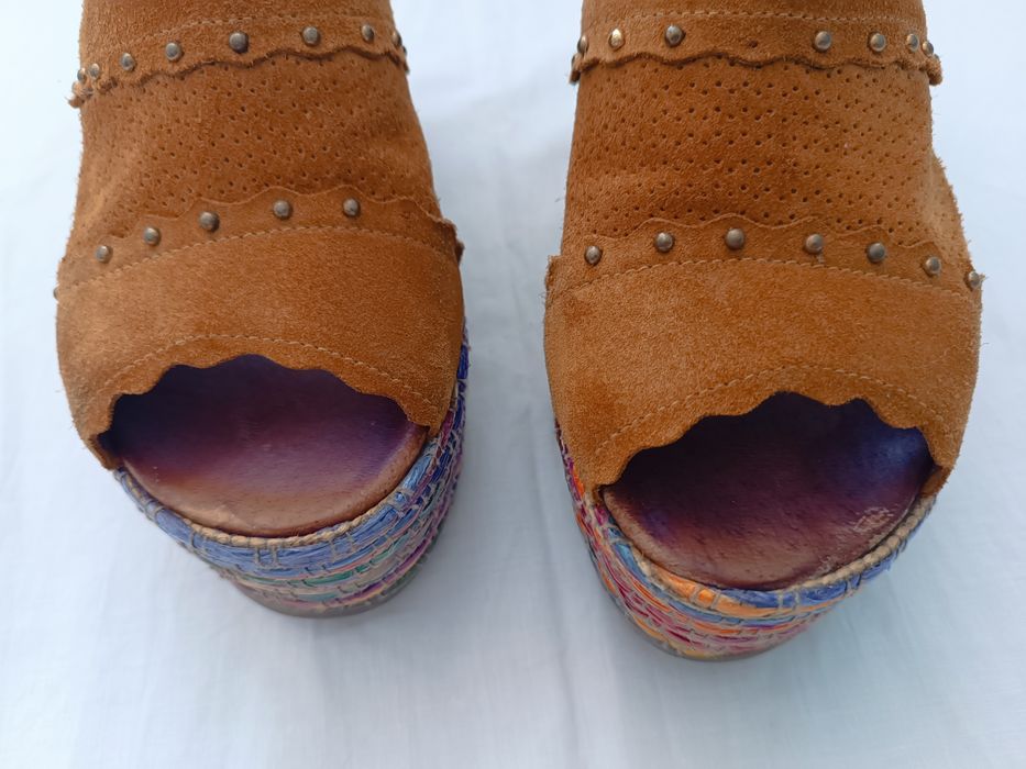 Sandálias compensadas