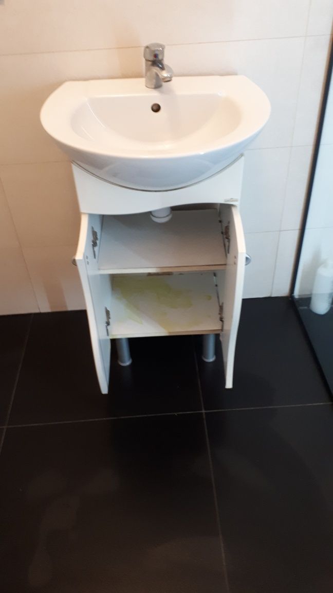 Szafka z umywalką z baterią