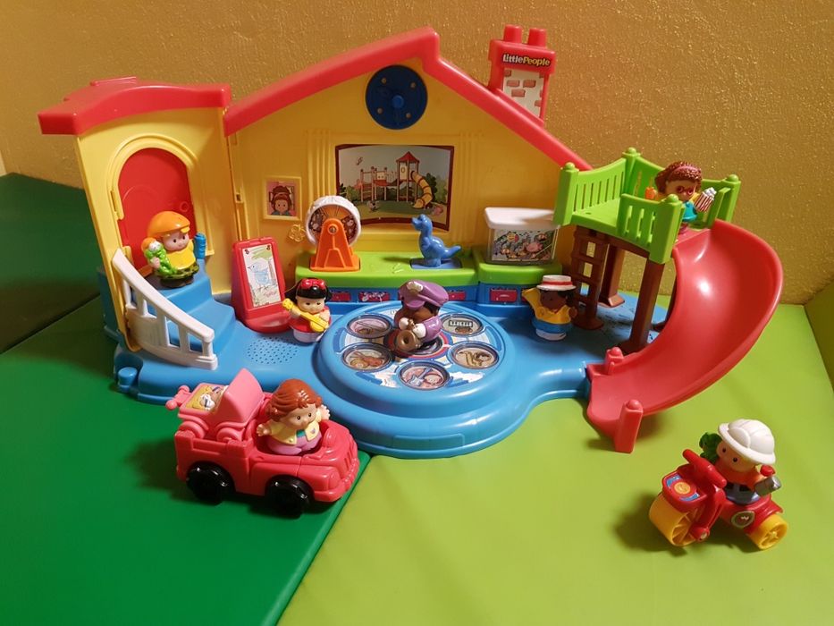 Muzyczny interaktywny domek Little People Fisher Price plac zabaw