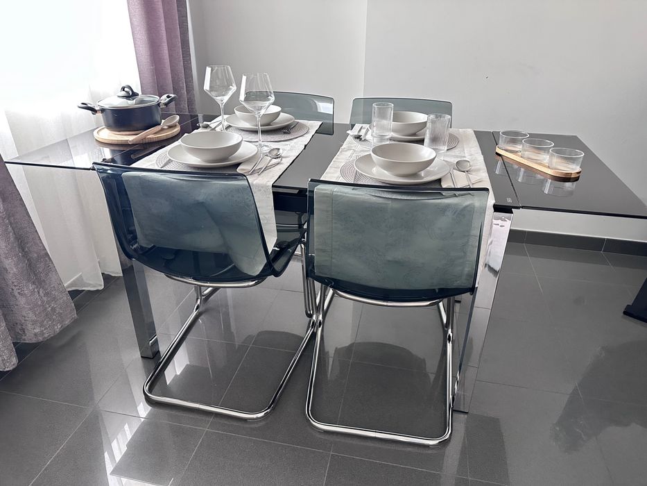 Mesa de vidro extensível com cadeiras