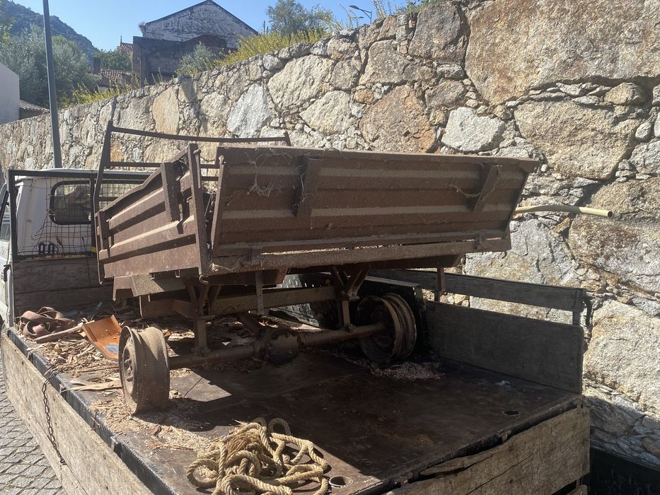 Vendo reboque  para quem queira arejar ou ficar so com o eixo