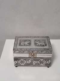 Скринька для коштовностей з чеканкою в східному стилі