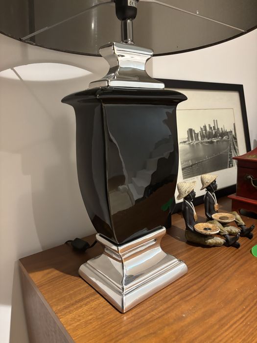 Candeeiro preto com abajur